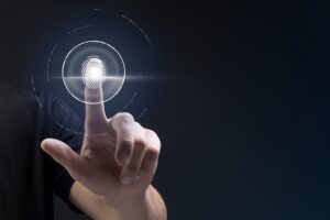 Pessoa utilizando sistema de controle de ponto com autenticação por biometria digital